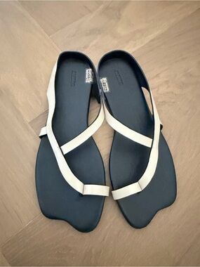 ALOHAS Dawn leather toe loop slides sandals size 12 Like New